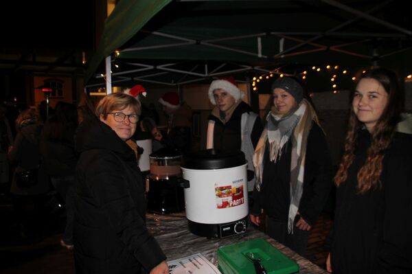  Auf dem Schul-Weihnachtsmarkt.