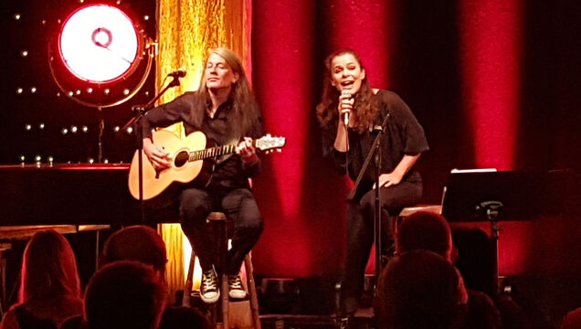 Julia Neigel, begleitet von dem kongenialen Uwe Fischer gastierte im Oktober 2019 im Kulturbahnhof Radeburg.