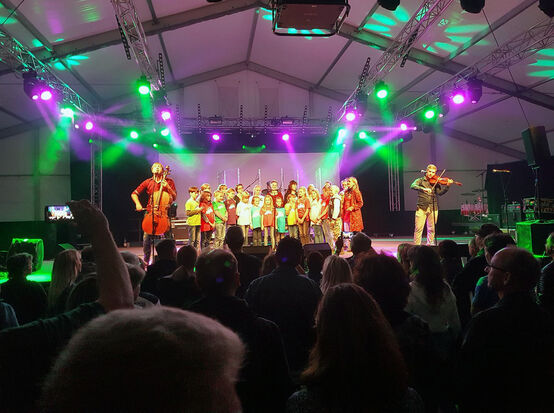 Die junge Band Stilbruch mit dem Kinderchor des Kirchspiels Bärnsdorf-Naunhof