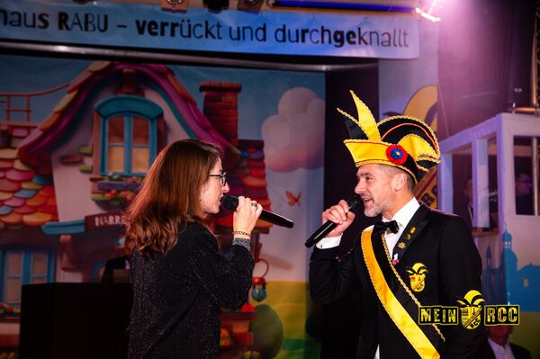 Maria Maitschke und Kai Drabe besingen in ihrem Eröffnungssong "kein Tabu ... in RABU". Foto: RCC