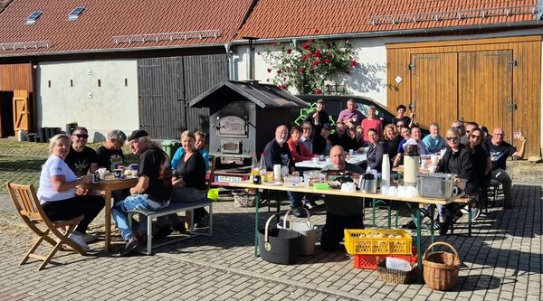 Das Org.-Team mit Helfern vor der Aufräumakion  am Montagmorgen.