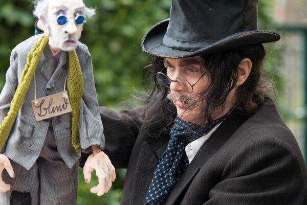 Anuschka Gutowski als „Leierkastenmann“ Foto: Tobias Becker.