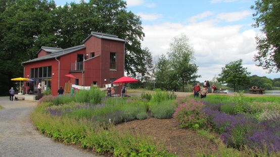 Das rote Haus am Dippelsdorfer Teich