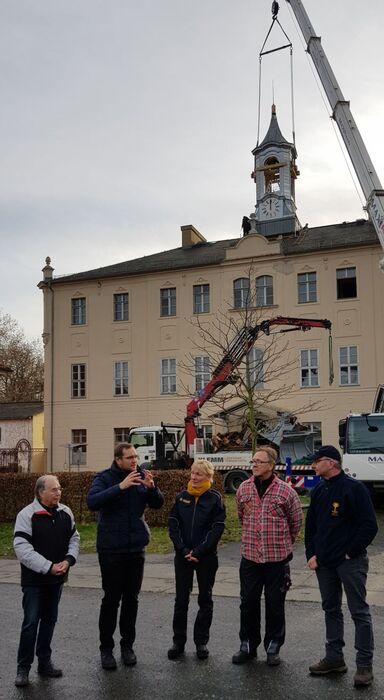 (v.l.) Gerd Werner, Bürgermeister Falk Henschel, Projektleiterin Randi Friese, Baubetreuer Bernd Thronicke und Vereinsvorsitzender Hermann Schaar