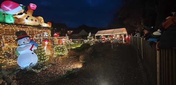 Dichtes Gedränge an der Krätzschmars Weihnachtswelt