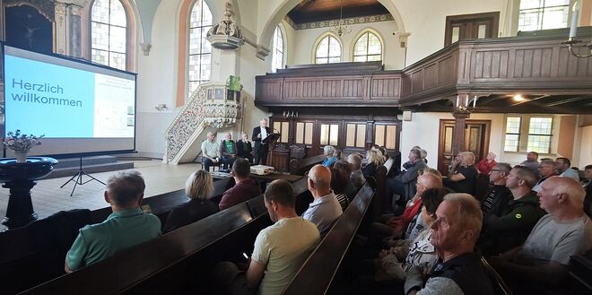 Pfarrer Andreas Kecke begrüßte als Gastgeber die Besucher der Radeburger Kirche zu diesem Infomationsabend, an dem über 100 Bürger teilnahmen.