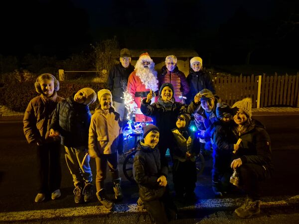 Der Weihnachtsmann mit Reinersdorfer Kindern