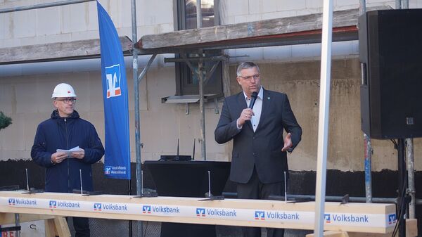 Bürgermeister Rico Pfeiffer bei seiner Grußansprache, links im Bild: Bankvorstand Claus-Michael Zwiebel