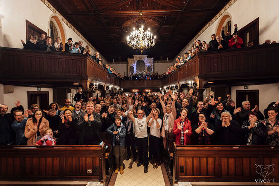 Gruppenfoto mit Nico Wieditz (Mitte) und Orgel in der ev.-luth. Kirche zu Radeburg