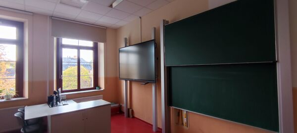 Klassenzimmer im Endzustand, mit digitaler und Kreidetafel.
