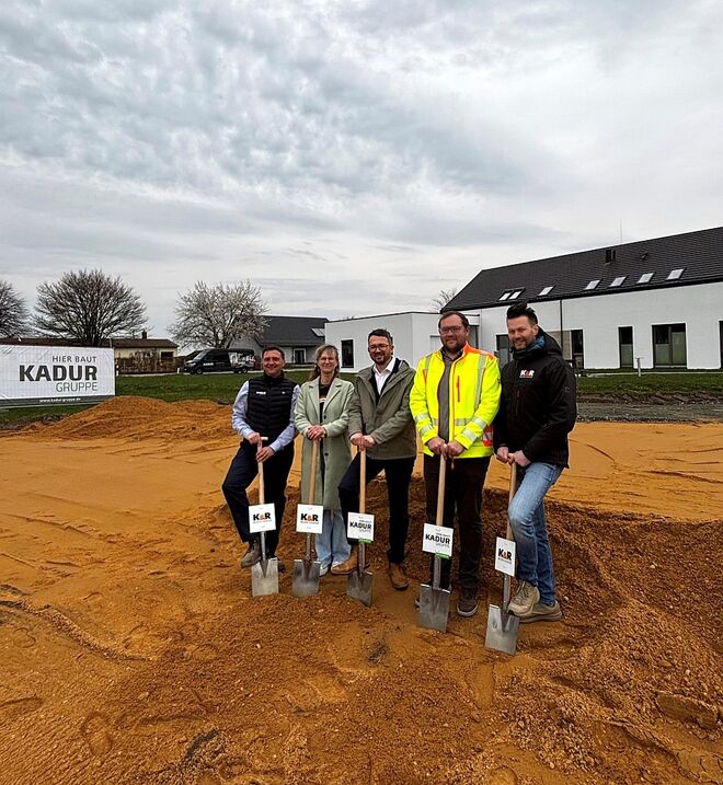 Bauunternehmer Peter Kadur, Stephanie Nowak, Dr. Alexander Nowak,  Bürgermeister Falk Hentschel und Planer Karl Kresse (v.l.n.r.) beim symbolischen Spatenstich.