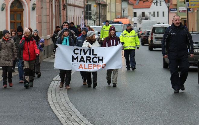 Geschätzte dreißig Aktivisten und Begleiter waren es noch in Radeburg...