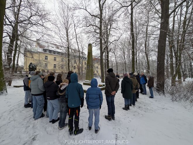 10 Bürger und eine Schulklasse gedachten gemeinsam mit Bürgermeisterin Michaela Ritter der Opfer des Holocaust.