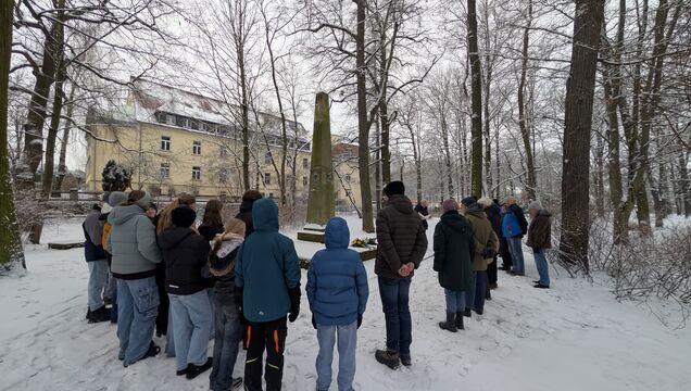 10 Bürger und eine Schulklasse gedachten gemeinsam mit Bürgermeisterin Michaela Ritter der Opfer des Holocaust.