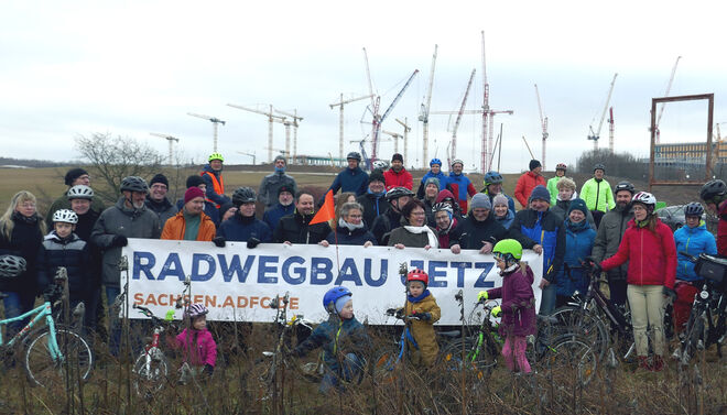 Banneraktion am Abzweig zu den Waldteichen, mit den ESMC-Kränen im Rücken. Foto: ADFC