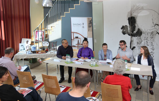 Bürgermeister Jörg Hänisch (2.v.r.) erläutert gemeinsam mit Kuratorin Irene Wieland (r.) und der Geschäftsführerin der KML GmbH Gundula Bleul (3.v.r.) das Anliegen des Kultursommers, diesmal mit den chinesischen Künstlern Yini Tao und Rao Fu (links)