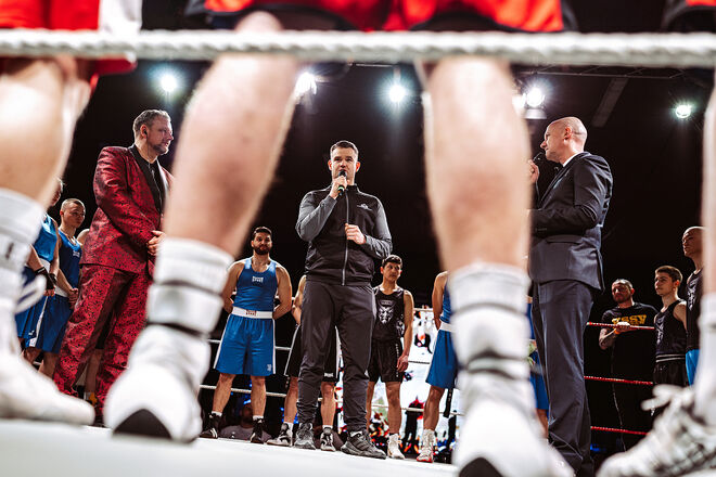 Die Moderatoren Mirko Angermann (li.) und Jens Umbreit (re.) mit Erik Behnke, Vorsitzender des Boxclubs Radeburg; Foto: Jacob Volksdorf