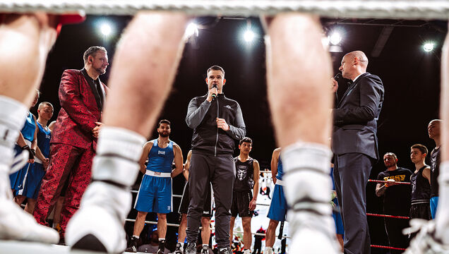Die Moderatoren Mirko Angermann (li.) und Jens Umbreit (re.) mit Erik Behnke, Vorsitzender des Boxclubs Radeburg; Foto: Jacob Volksdorf