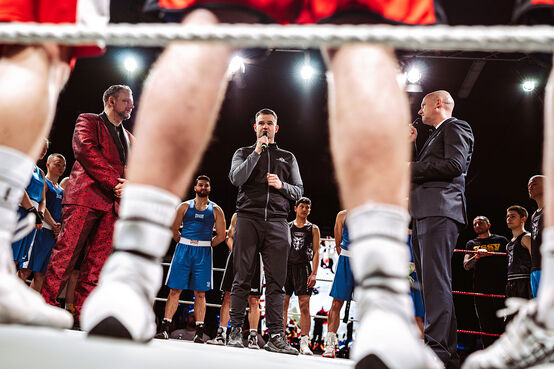 Die Moderatoren Mirko Angermann (li.) und Jens Umbreit (re.) mit Erik Behnke, Vorsitzender des Boxclubs Radeburg; Foto: Jacob Volksdorf