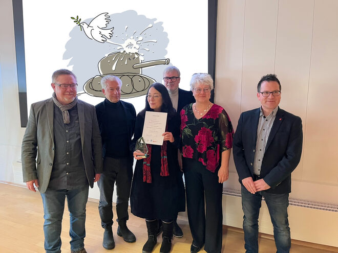 Preisträgerin Ulrike Wodner präsentiert den Heinrich-Zille-Karikaturenpreis 2026,