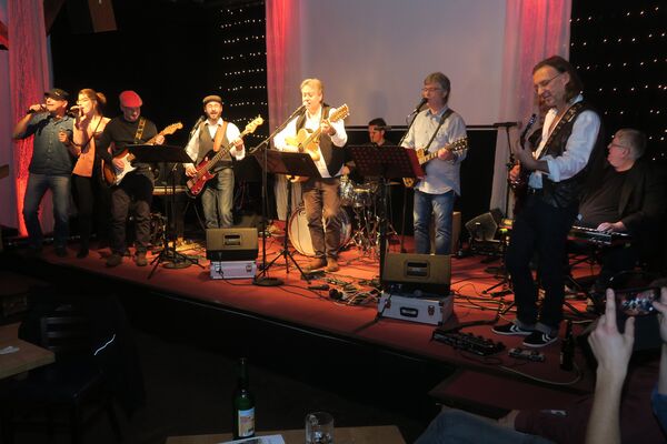 Zum Schlussbild fanden sich noch einmal Thomas, Maria, „Zäppi“, André, Eckart, Martin, Frank, Jahn (im Bild verdeckt), Hagen, und Uwe zur Spontan-Band mit dem Namen „Zusammengewürfelt“ auf der Bühne ein.