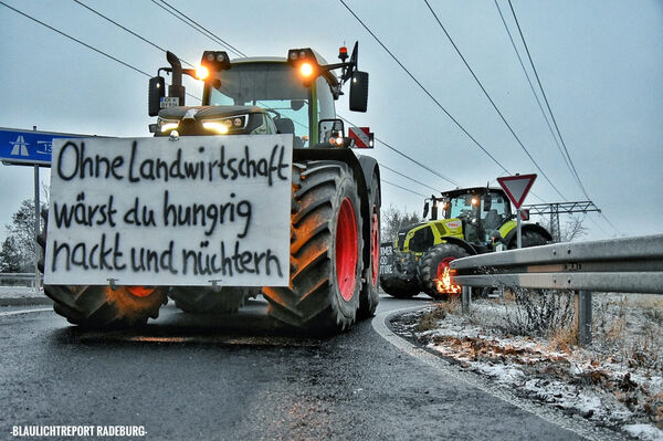Traktor mit Transparent am Fahrzeug.