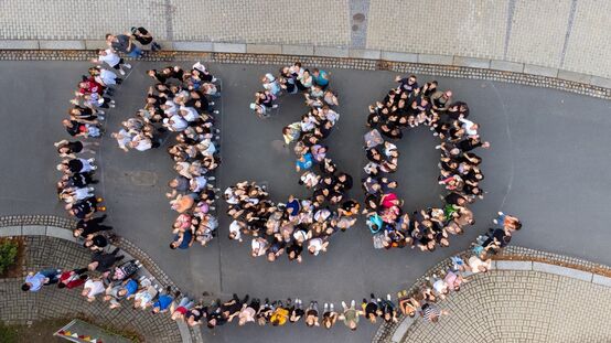 „Lebendige 130“ - Drohnen-Foto aller Gäste auf der Schulstraße