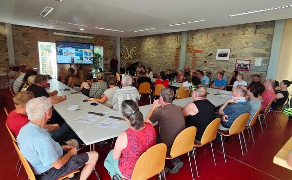 Grundeigentümer, interessierte Radfahrer und Vertreter der Stadt verfolgten und diskutierten die Ausführungen der LISt GmbH. Grundeigentümer, interessierte Radfahrer und Vertreter der Stadt verfolgten und diskutierten die Ausführungen der LISt GmbH.