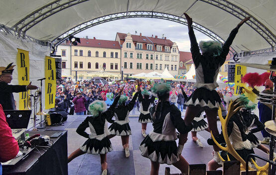 Schülergarde mit Pyramide
