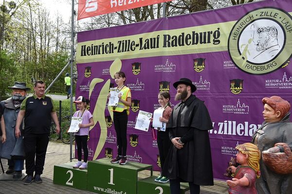 Siegerehrung bei den Mädchen - 1. Platz Mira Hirrich (Bambinifeuerwehr Radeburg), Elisa Dammann aus Radeburg und Nora Rogge aus Bärwalde. Foto: Blaulichtreport Radeburg