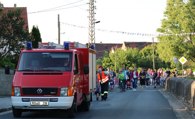 Lampion und Fackelumzug vorneweg die Feuerwehr