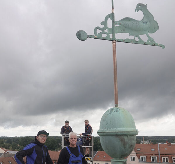 Beim Wiederaufsetzen der restaurierten Wetterfahne am 24. September waren Patrick und Uwe Berge (vorn, v.l.) von der Installationsfirma Herrmann sowie Peter Modler (Mech. Fertigung) und Mark Höntzsch (Fa. Sachse, hinten, v.l.) beteiligt. Ebenfalls mitgewirkt haben Robin Marwitz und Sven Göhrisch von der Firma Sachse, die nicht im Bild zu sehen sind.