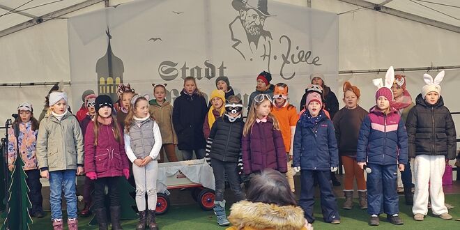 Der Chor der Grundschule Radeburg begeisterte mit „Die Tiere feiern doch Weihnachten“