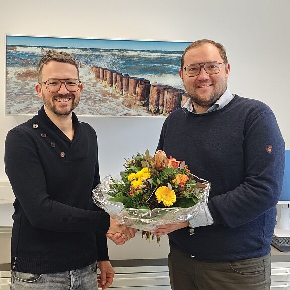 Bürgermeister Falk Hentschel (re.) gratuliert zur Praxiseröffung in Naunhof und freut sich über die Zukunftspläne von Dr. Nowak