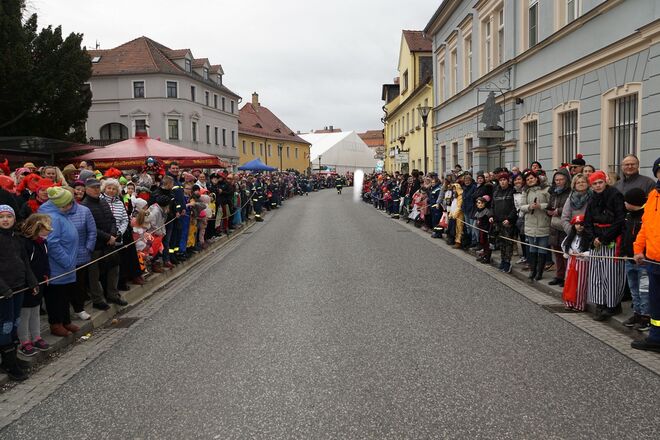 Tausende warten auf den Festumzug