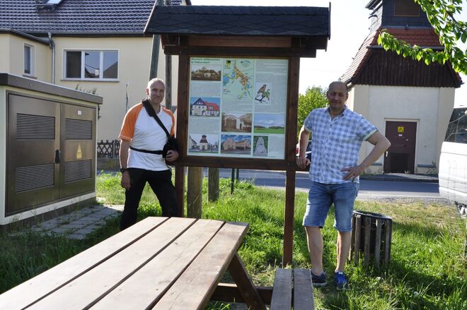 Die Montage der Tafel wurde von Andre Stöhr (re.) unterstützt durch Frank Großmann durchgeführt Foto: Jürgen Simon