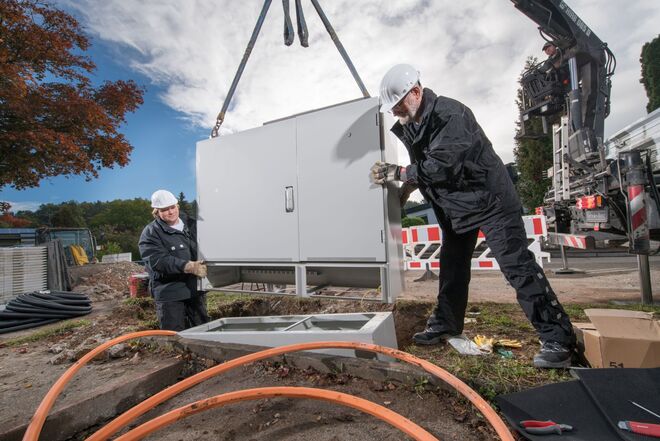 Telekompartner bei der Installation eines Verteilerkastens