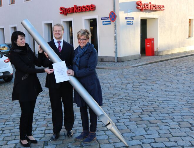 Karina Jentzsch und Kantor Markus Mütze überreichen Patenschaftsurkunde und Orgelpfeife an Iris Dietze (v.l.)