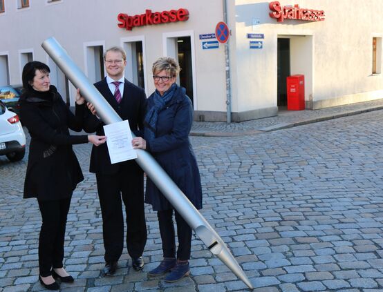 Karina Jentzsch und Kantor Markus Mütze überreichen Patenschaftsurkunde und Orgelpfeife an Iris Dietze (v.l.)