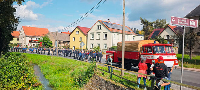 Festumzug vom alten zum neuen Gerätehaus.