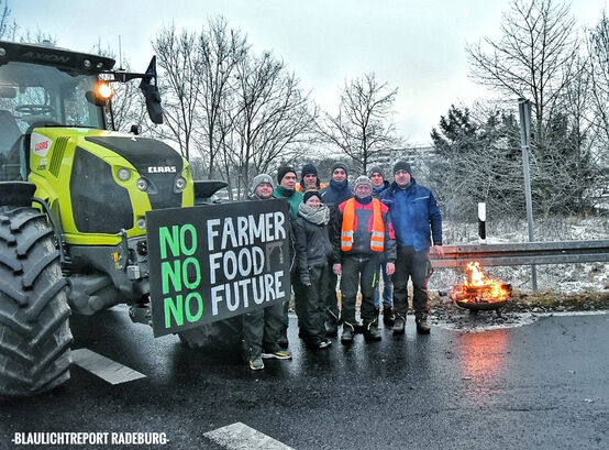 Landwirte der Agrargenossenschaften Cunnersdorf und Ebersbach besetzten die Auffahrt zur A13 in Radeburg.