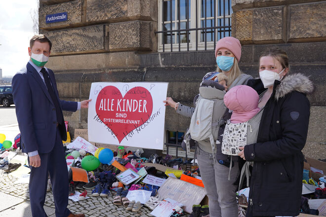 MP Kretschmer mit Katrin Weiß und Susi Klich aus Radeburg (v.l.)
