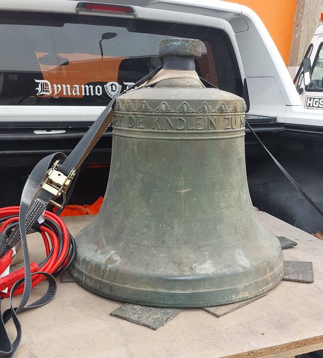 Die Glocke zum Transport verladen auf Markus' Pickup.