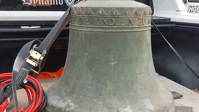 Die Glocke zum Transport verladen auf Markus' Pickup.
