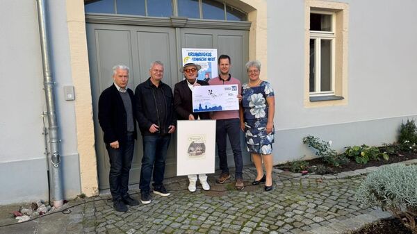 Ehrung für den Publikumspreisträger: v.r. Bürgermeisterin Michaela Ritter, Sponsor Stefan Graf (GF Ideenwerk), Publikumspreisträger Lo Graf von Blickensdorf, Preisträger Uwe Krumbiegel und Juror Dr. Peter Ufer