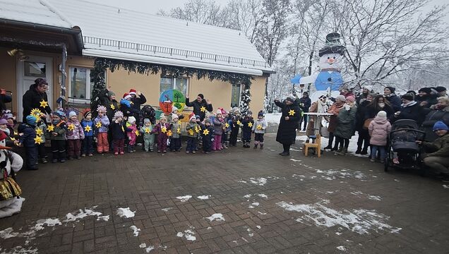 Die Kinder singen einen kleinen „Rechenschaftsbericht“ über das zurückliegende Jahr mit seinen vier Jahreszeiten und schließen natürlich mit Weihnachtsliedern