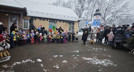 Die Kinder singen einen kleinen „Rechenschaftsbericht“ über das zurückliegende Jahr mit seinen vier Jahreszeiten und schließen natürlich mit Weihnachtsliedern