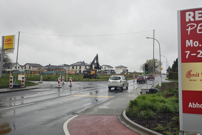 Der Verkehr wird durch eine dreiseitige Ampel geregelt. eine Umleitung gibt es nicht.