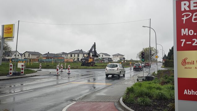 Der Verkehr wird durch eine dreiseitige Ampel geregelt. eine Umleitung gibt es nicht.