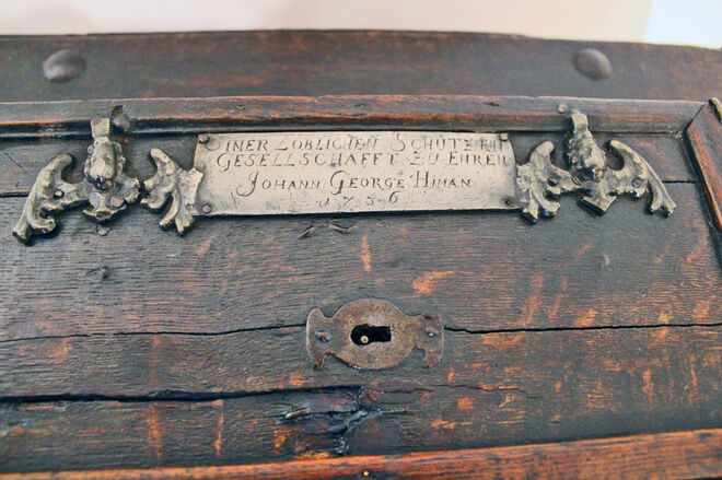 Lade der Schützengesellschaft mit Inschrift 1736, Foto: Rösler, Heimatmuseum
